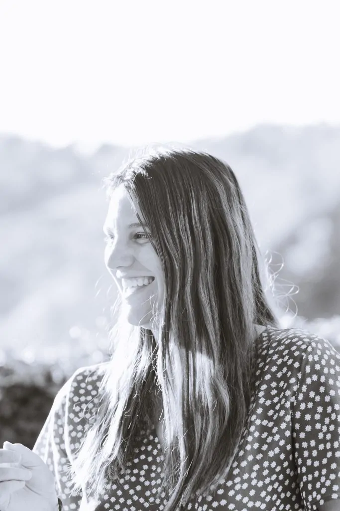 Portrait en noir et blanc d'une jeune femme souriante, réalisé pendant une précédente édition du Photo Gang