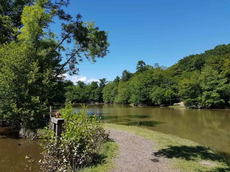 L'étang du parc de Morchêne et son chemin de rive, sous un ciel bleu