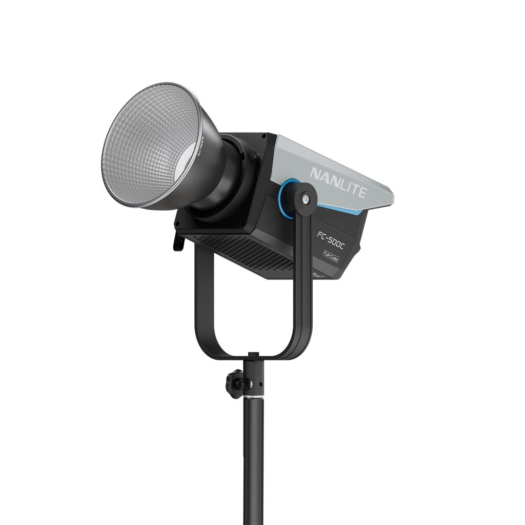 Le projecteur LED Nanlite FC-500C, vu de trois quarts avec son réflecteur