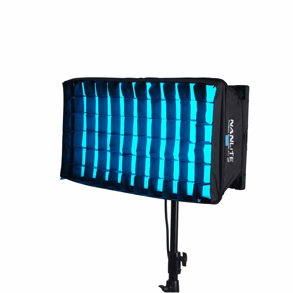 Le panneau LED plat Nanlite PavoSlim 120C avec sa boîte à lumière
